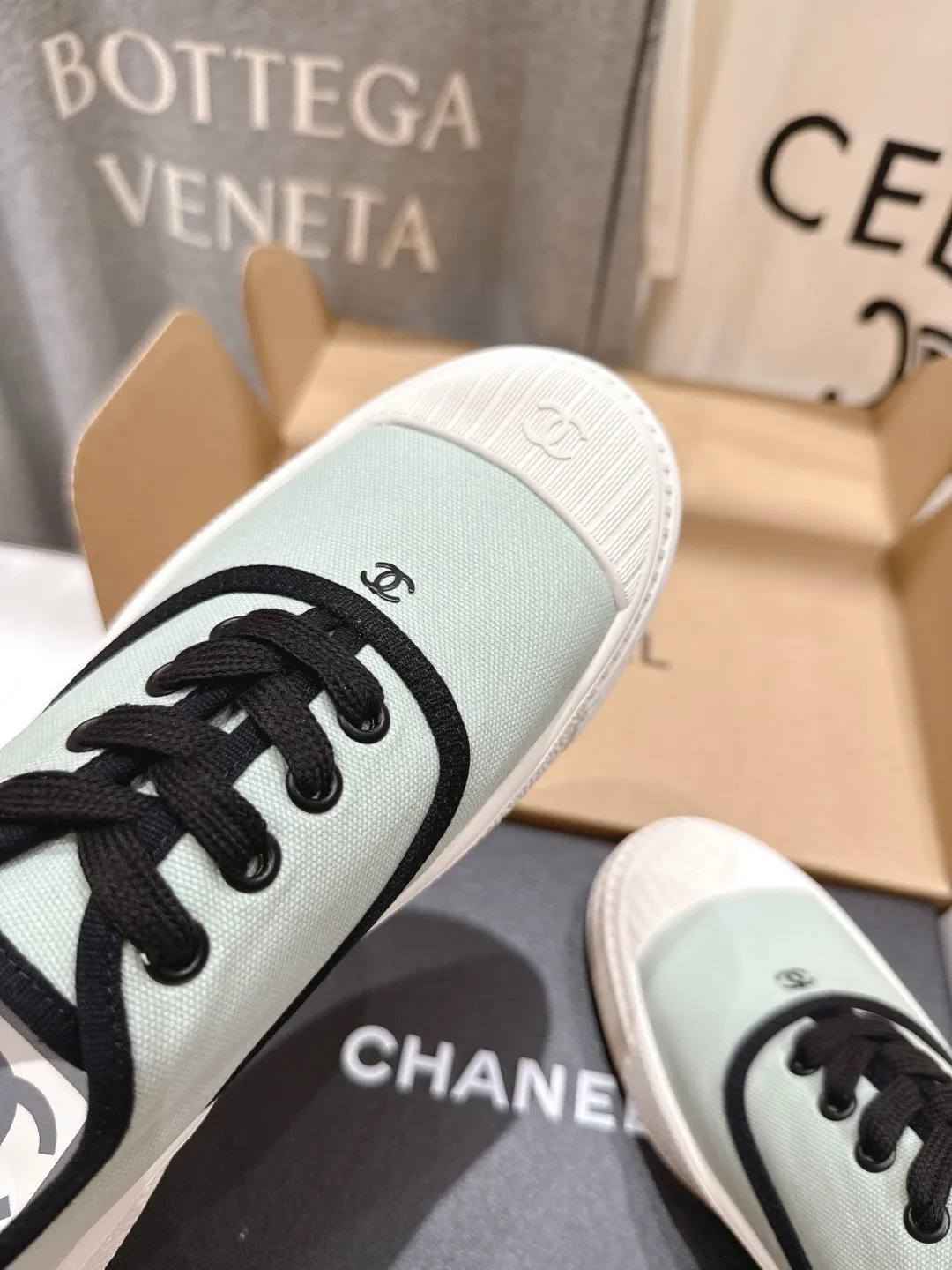 👟👟Ex-factory price 400👟👟 -Chanel* Xiaoxiang 2025ss latest casual shoes, currently super popular biscuit shoes. Internet celebrity Xiaohongshu is crazy about hot recommendations. The silly and cute style has a retro flavor! Special shape, very recognizable, slim and long legs, absolutely powerful, very comfortable to wear, good-looking, comfortable, and heightening. I must recommend it to everyone, the main feature of this year's series, minimalist style ✔Fabric: original customized canvas ✔Foot: water-dyed cowhide, comfortable foot feel ✔Outsole: molded high-elastic rubber platform outsole ✔Number: 35-39 (customized in 40)